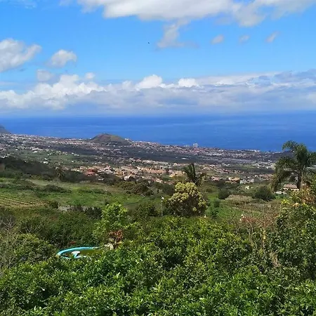 With Huge Deck Nestled In Marvelous Gardens - Nidos Apartamento
