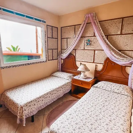With Huge Deck Nestled In Marvelous Gardens - Nidos Apartamento