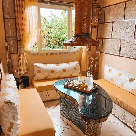 With Huge Deck Nestled In Marvelous Gardens - Nidos 公寓 *