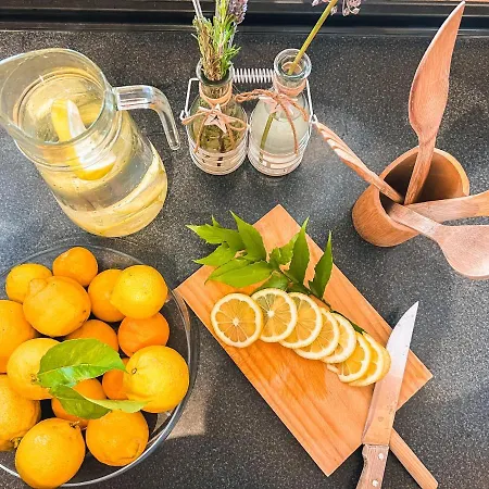 With Huge Deck Nestled In Marvelous Gardens - Nidos アパート *