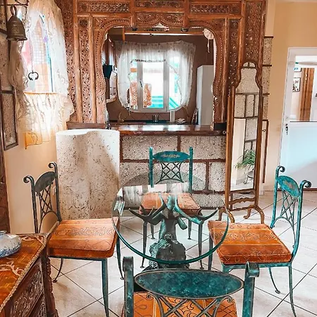 With Huge Deck Nestled In Marvelous Gardens - Nidos * ラ・オロタバ