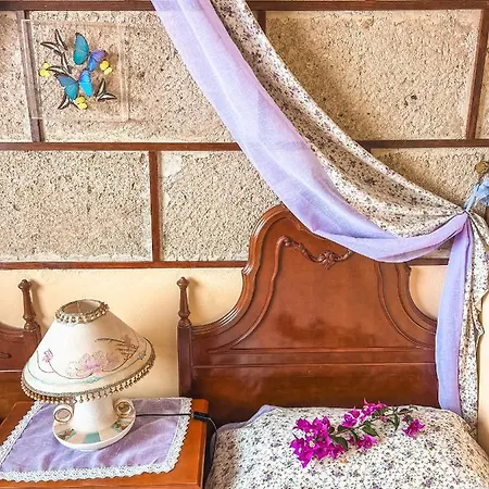 With Huge Deck Nestled In Marvelous Gardens - Nidos アパート