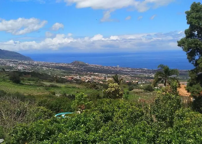 With Huge Deck Nestled In Marvelous Gardens - Nidos דירה