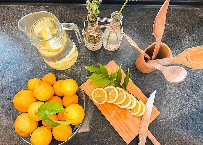 With Huge Deck Nestled In Marvelous Gardens - Nidos דירה *