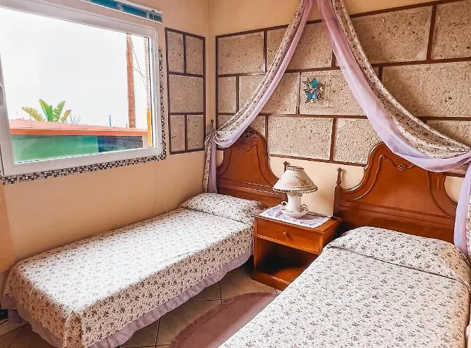 With Huge Deck Nestled In Marvelous Gardens - Nidos דירה